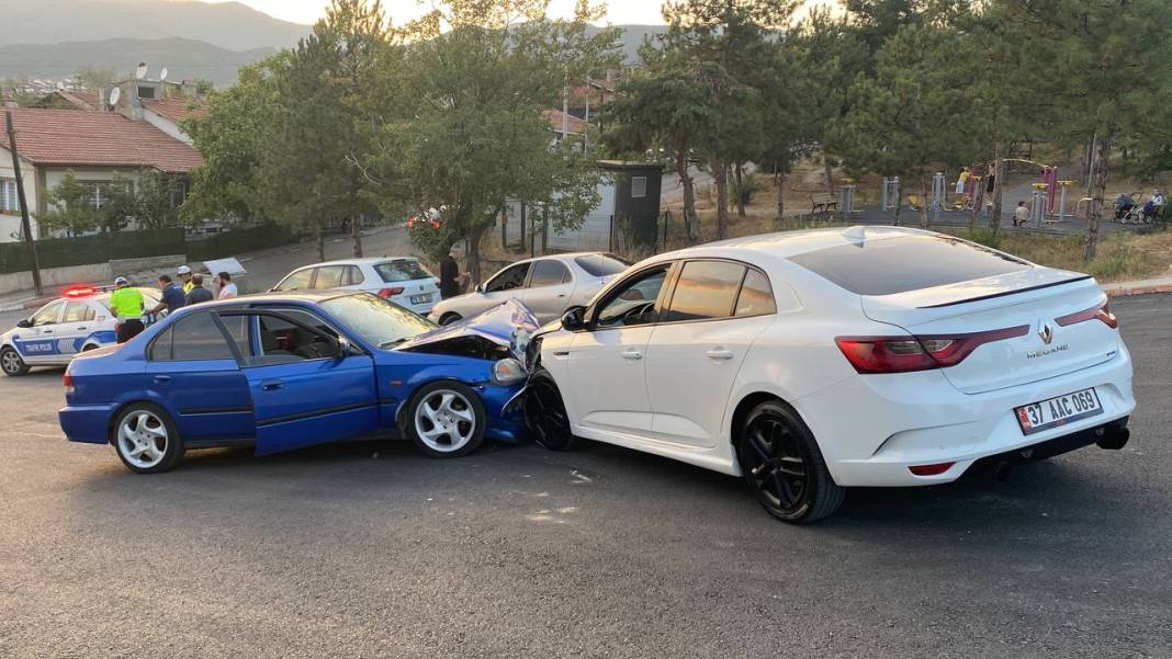 Karabük'te 2 ayrı trafik kazası: 3'ü çocuk 7 yaralı 10